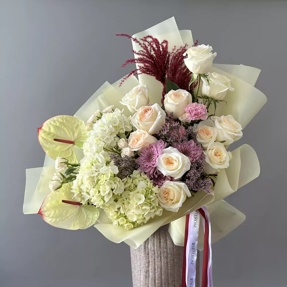 Букет с розами и антуриумом