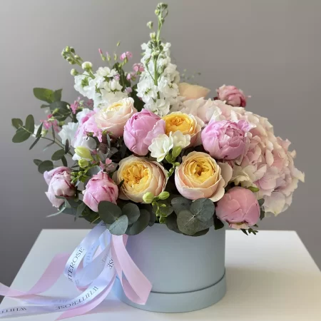 Цветы в коробке коллеге