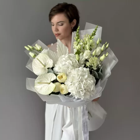 Белый букет с антуриумом Искристый снег