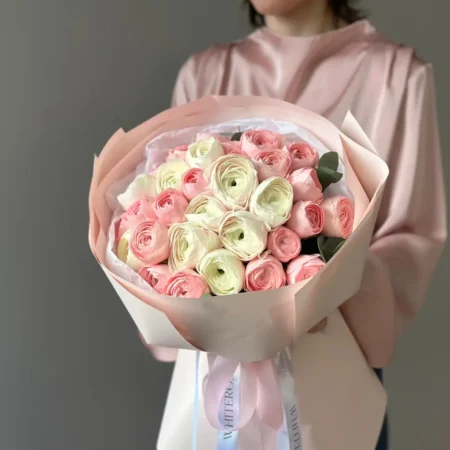 Нежный букет из ранункулюсов