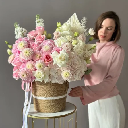 Корзина с яркими цветами в Таллинне