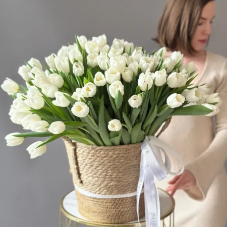Тюльпаны в корзине