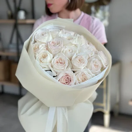 Mono bouquet with roses O'Hara White